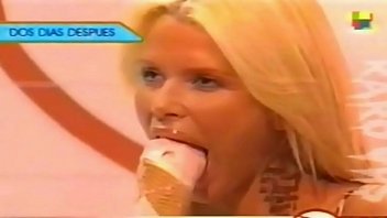 Nazarena Velez muestra con un helado como le gusta petear.