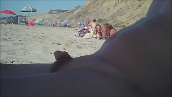 Hombre con un pene pequeño en la playa nudista