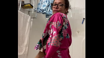 Anna Mature Mature latina dancing in her robe, subscribe to my onlyfans to see the big reveal onlyfans.com/annamariamaturelatina