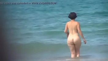 esposa nalgona encuerada por primera vez en playa nudista con pena
