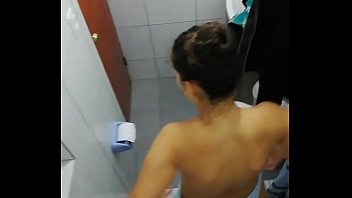 Thais espiada en la ducha