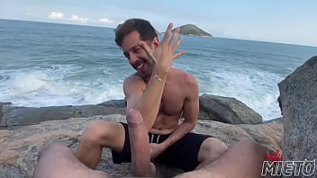 Batendo uma punheta na praia