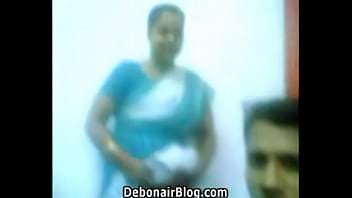 Aunty lifting her saree up