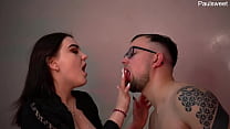 Девушка ебет и унижает парня в поясе верности и  целует его с его спермой во рту!!